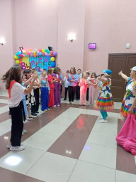 «Взрывной выпускной в стиле поп-ит»