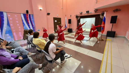 Праздничный концерт «Три цвета русской славы!» Праздничный концерт «Три цвета русской славы!»