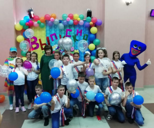 «Взрывной выпускной в стиле поп-ит»