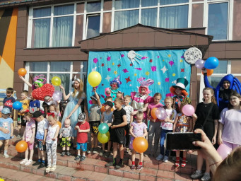 «На круглой планете счастливые дети»